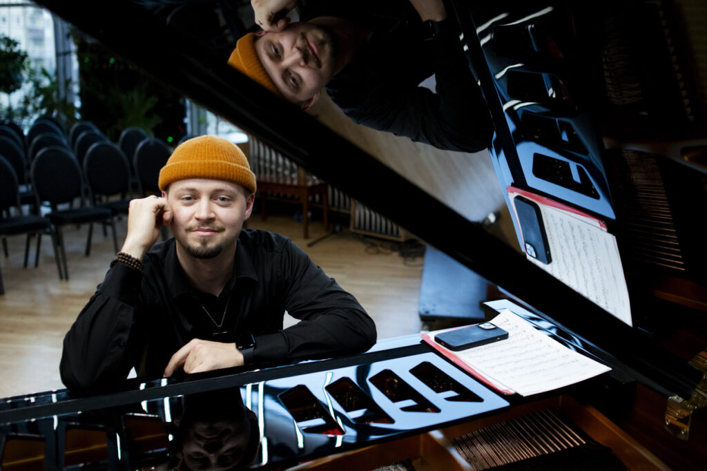 „Lietuvoje esu mažai kam įdomus iki tol, kol išgirsta mane grojantį“, – sako Domas Žeromskas – jaunosios kartos džiazo pianistas ir kompozitorius, šiuo metu studijuojantis ir kuriantis Bostone.