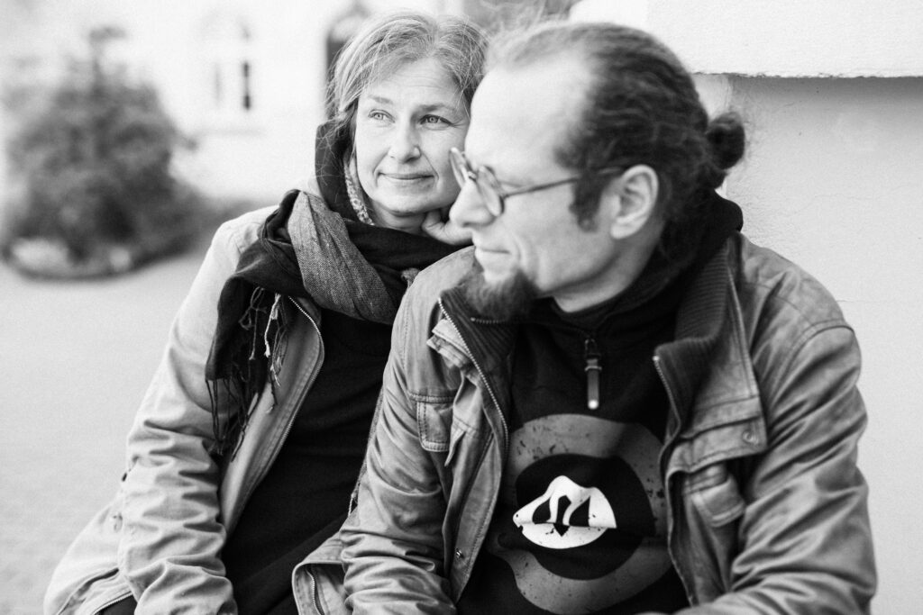 Du poetai. Skirtingi ir tuo pačiu – labai panašūs. Bet argi kitaip Jurgita Jasponytė ir Marius Burokas galėtų išbūti šalia vienas kito ir sunkiausiomis dienomis, ir nepaprastos laimės akimirkomis?
