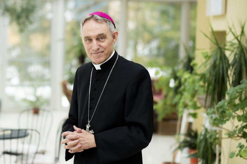 Naujasis nuncijus šypsosi sakydamas, kad Dievo vedimas tikrai neprimena ramaus važiavimo magistrale, tačiau džiaugiasi sulaukęs netikėto pasiūlymo vykti į Lietuvą.