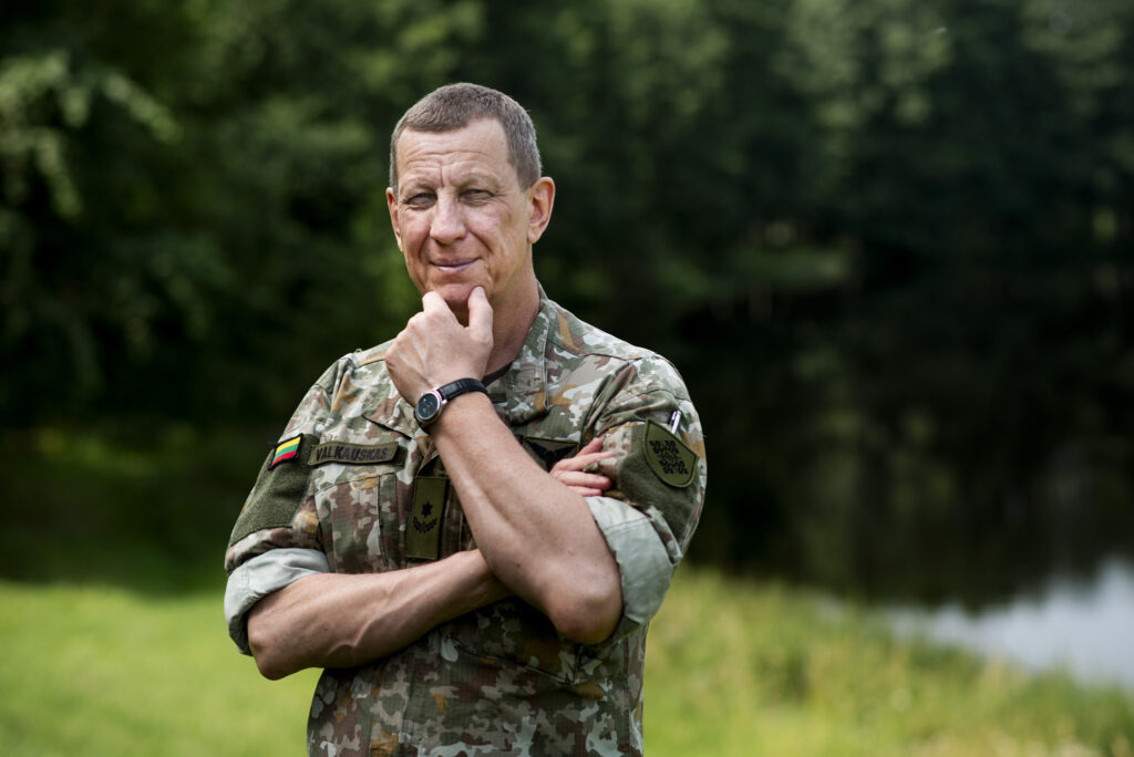 „Žmonės siekia daugybės dalykų ir jaučia nerimą, nes yra „įsodinti“ į netikras prasmes. Mūsų širdis tai jaučia. Karo kapeliono darbas yra paklausti šių paprastų klausimų – kokia tavo koordinačių sistema? Kas tau pirmoje vietoje?“