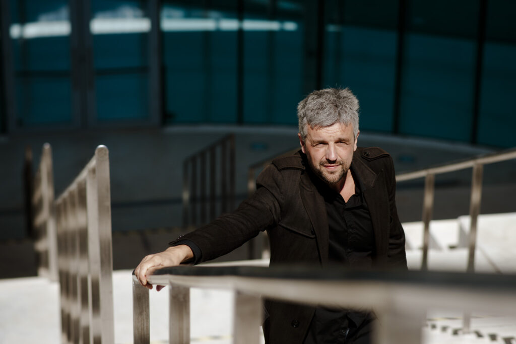 „Esu kelionės žmogus, jei tektų ilgam pasilikti vienoje vietoje – pradėčiau sirgti“, – tvirtina  latvių prozininkas, romano „Mane vadina Kalendorium“ autorius.