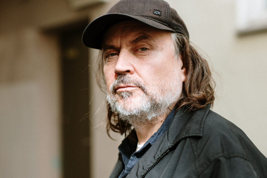 „Mano karjeros pradžioje buvo labai daug pasipriešinimo. Labai daug. Nuo mėginimų nuimti spektaklius iki nuolatinės kritikos. Turbūt nėra tokio režisieriaus Lietuvoje, kuris būtų tiek kritikuotas.“