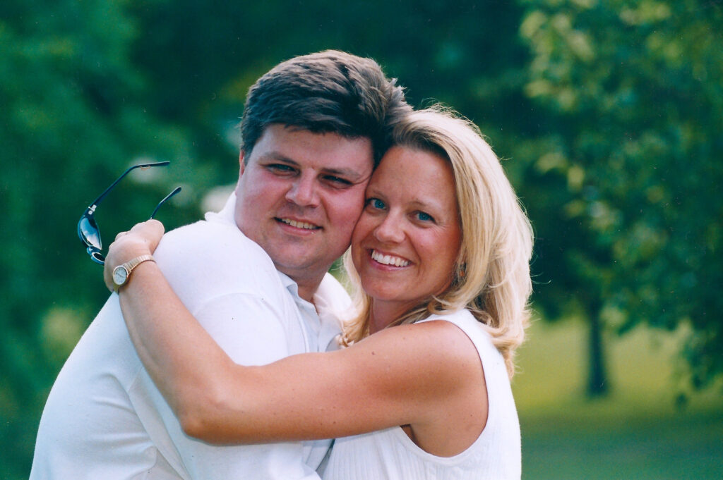 Pokalbyje veriasi skaudžios Dariaus senelių ir tėvelių, kuriems karo metais teko trauktis iš Lietuvos, patirtys. Liudijimai apie meilės tėvynei ugdymą išeivių šeimoje, tikrosios Lietuvos pažinimą atvykus čia dar 1989-aisiais dalyvauti Dainuojančioje revoliucijoje – Roko marše.