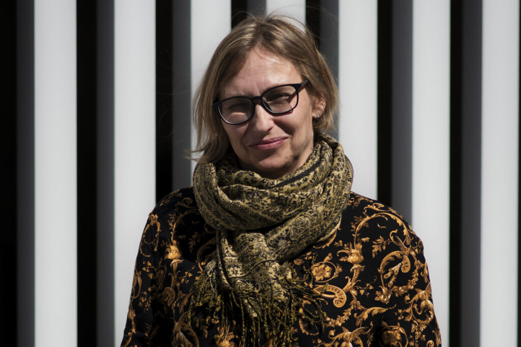 Ką reiškia būti mama, turint būrį vaikų, kai tavo namų durys atlapotos? Kai šalia – ir pasaulio nuvargėliai, ieškantys kelio švieson. Ir ūkis. Ir amžinai dėl Dangaus Karalystės nerimstantis vyras?..