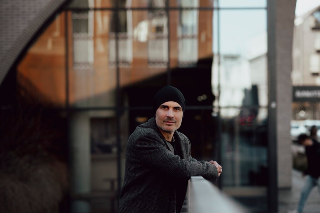 Manto interviu retsykiais praslysta drąsus ir atviras prisipažinimas, kad jo gyvenimo pamatą laiko Dievas. Ir kad tik Jo glėbys barsto didžiausias dovanas: žmoną Ievą, keturis jų vaikus – Beną, Herkų, Upę ir Mortą, galimybę kurti muziką, ją atlikti, vaidinti teatre ir kine.  